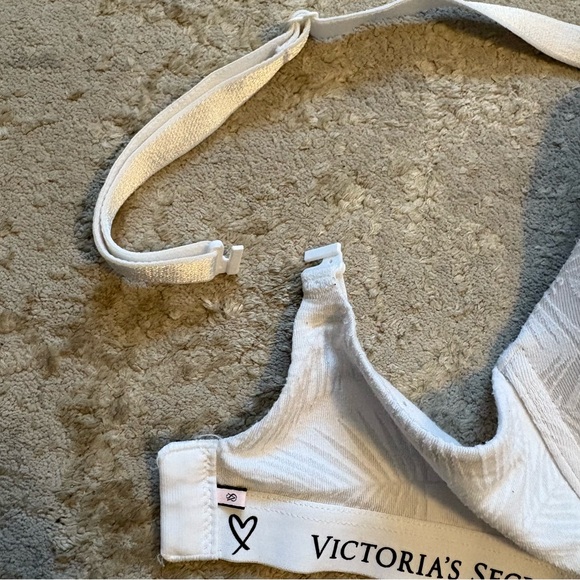 Victoria’s Secret White Leaf Embossed T-Shirt Lightly Lined Demi Bra Size 32DD - Picture 9 of 13